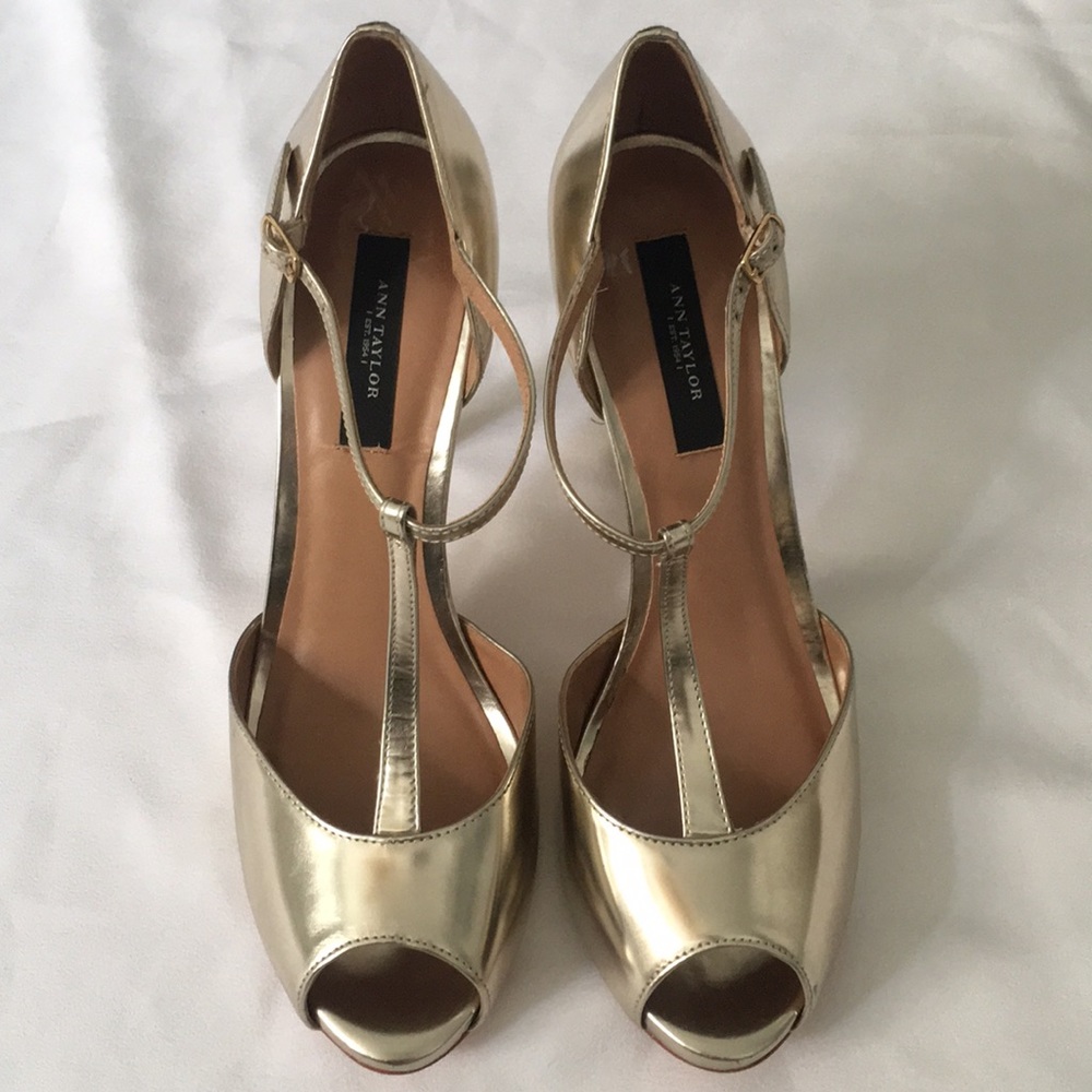 Ann Taylor 7 1/2 Gold heels